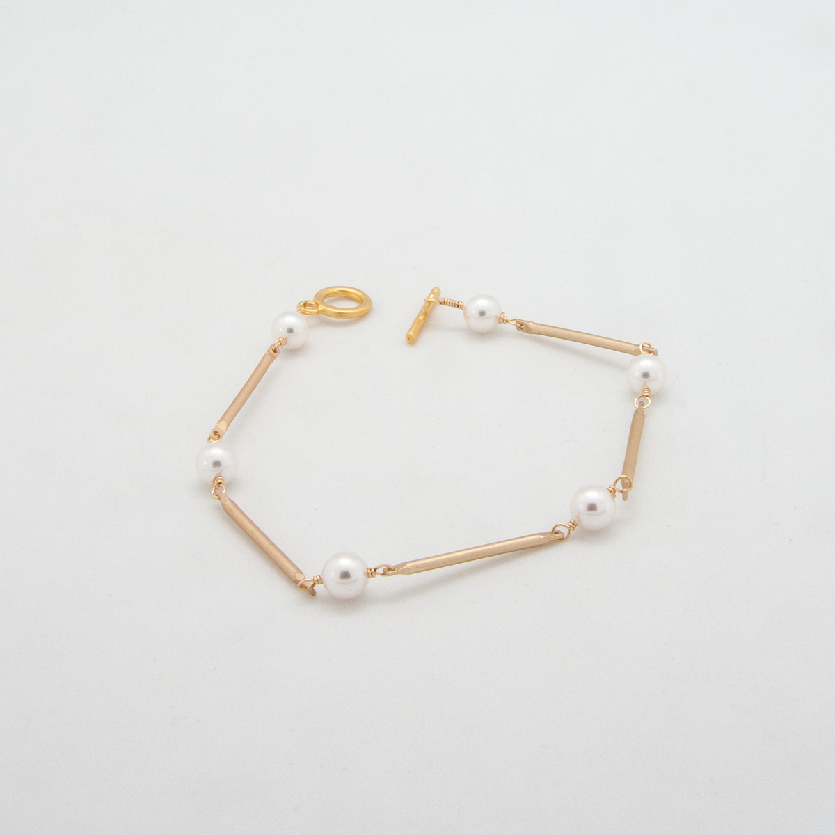 pearl bar bracelet white